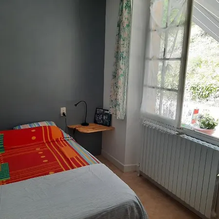 Les Coteaux De Planeze, Ideal Deplacement Pro, Individuelles Lit 160 Television Homestay Saint-Laurent-les-Tours
