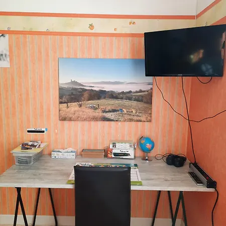 Les Coteaux De Planeze, Ideal Deplacement Pro, Individuelles Lit 160 Television * Saint-Laurent-les-Tours